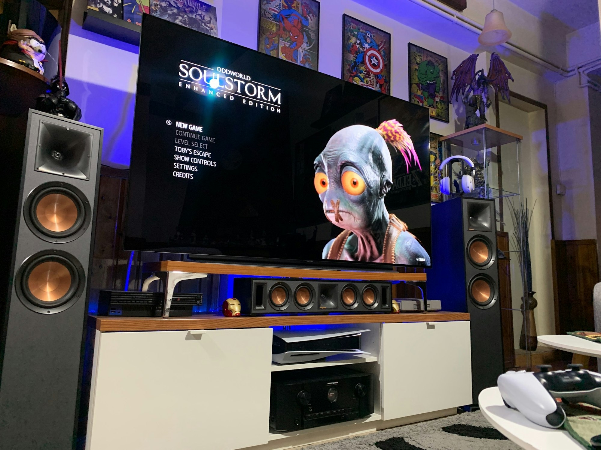 Aristotle-Monday-Showcase-winner-Klipsch-floorstanding-speakers-TV