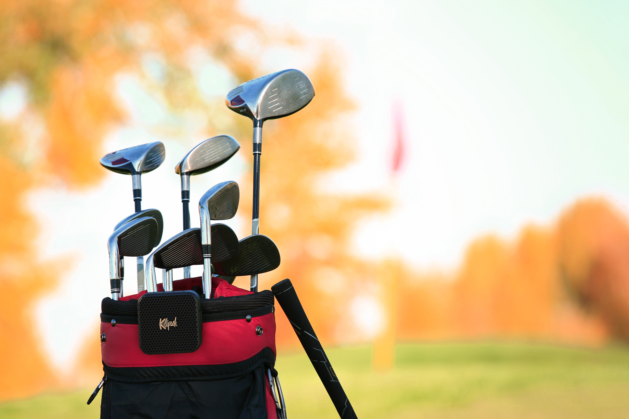 Klipsch Austin attached to golf bag 2000x1333