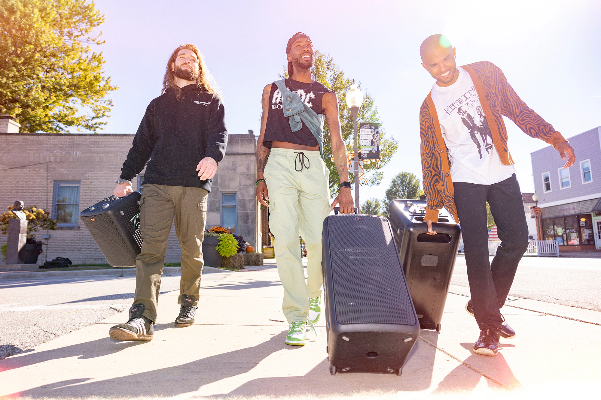 Klipsch Party Speakers Vibe guys moving speakers with handles and wheels alt 2000x1333