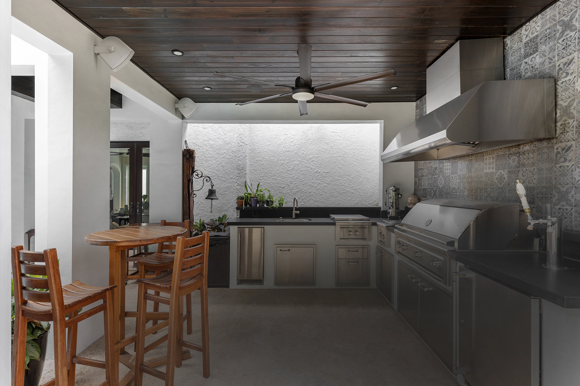 Klipsch RO 525 Outdoor Speaker In Residential Outdoor Kitchen 2000x1333 v01