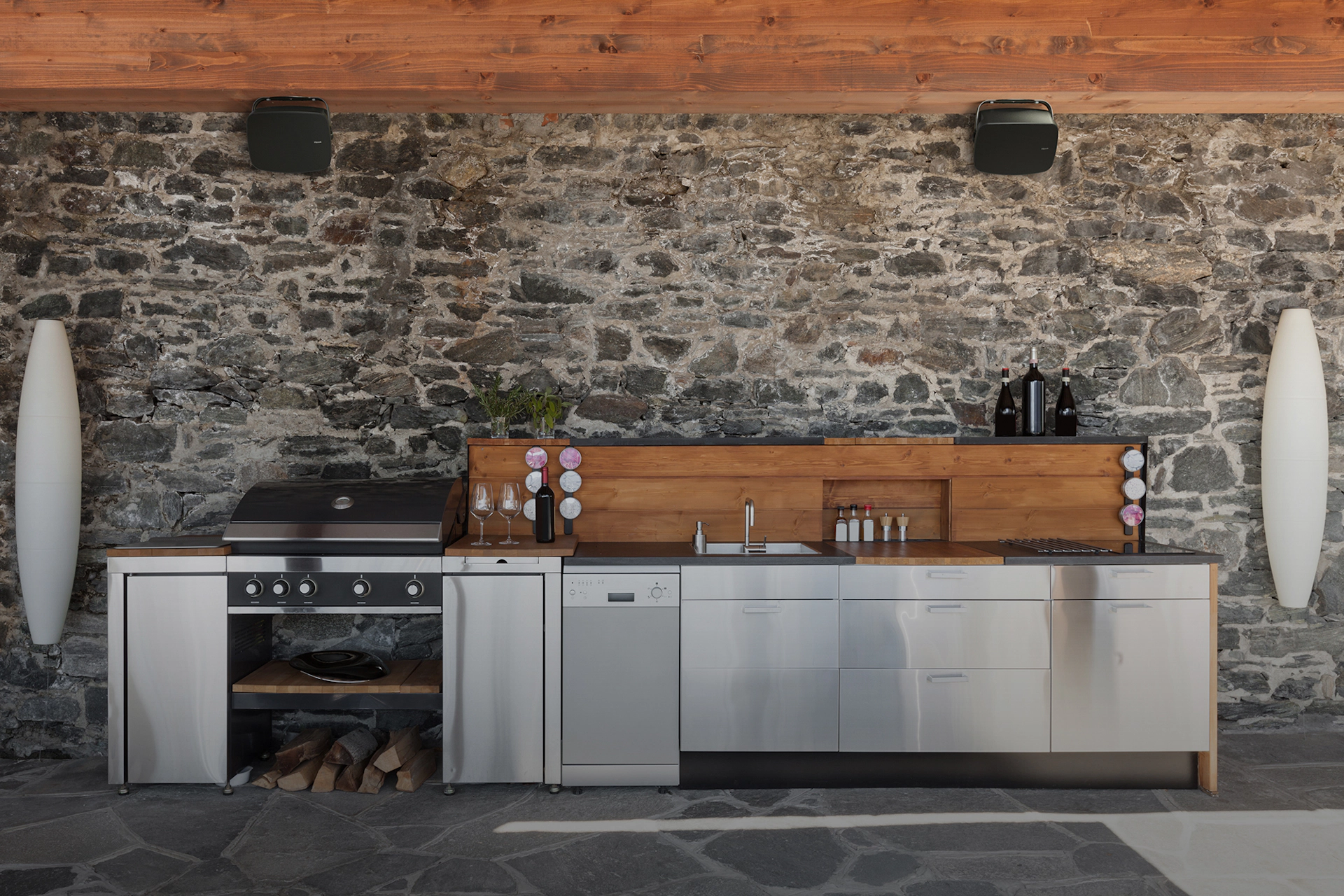 Klipsch RSM 525 in Outdoor Kitchen 2000x1333