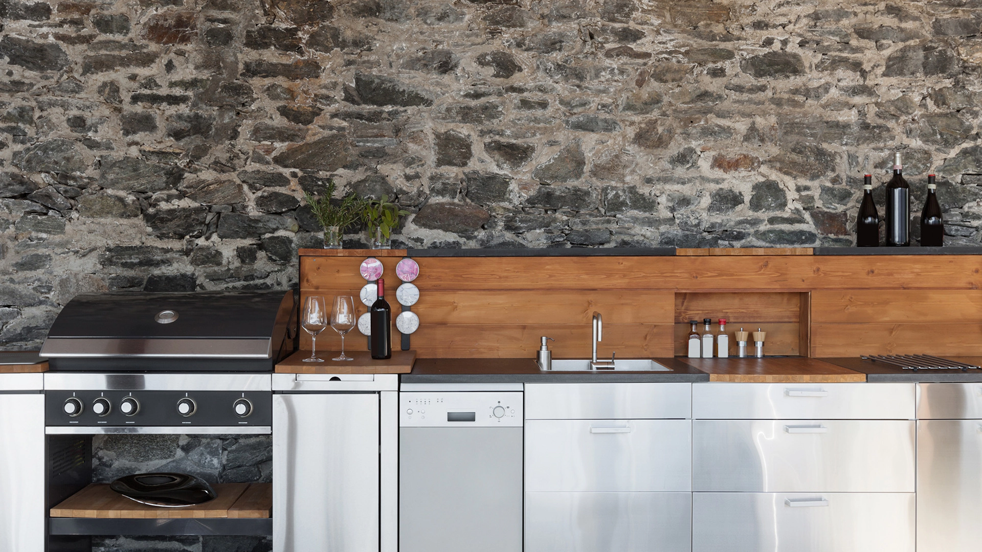 Klipsch RSM 525 in Outdoor Kitchen 2000x2000