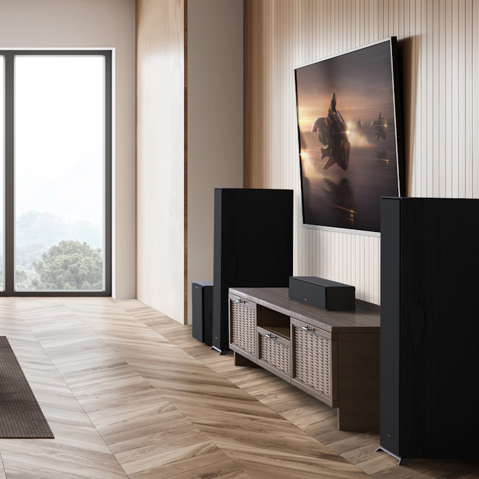 Klipsch Reference R 120 SW in airy living room 2000x2000