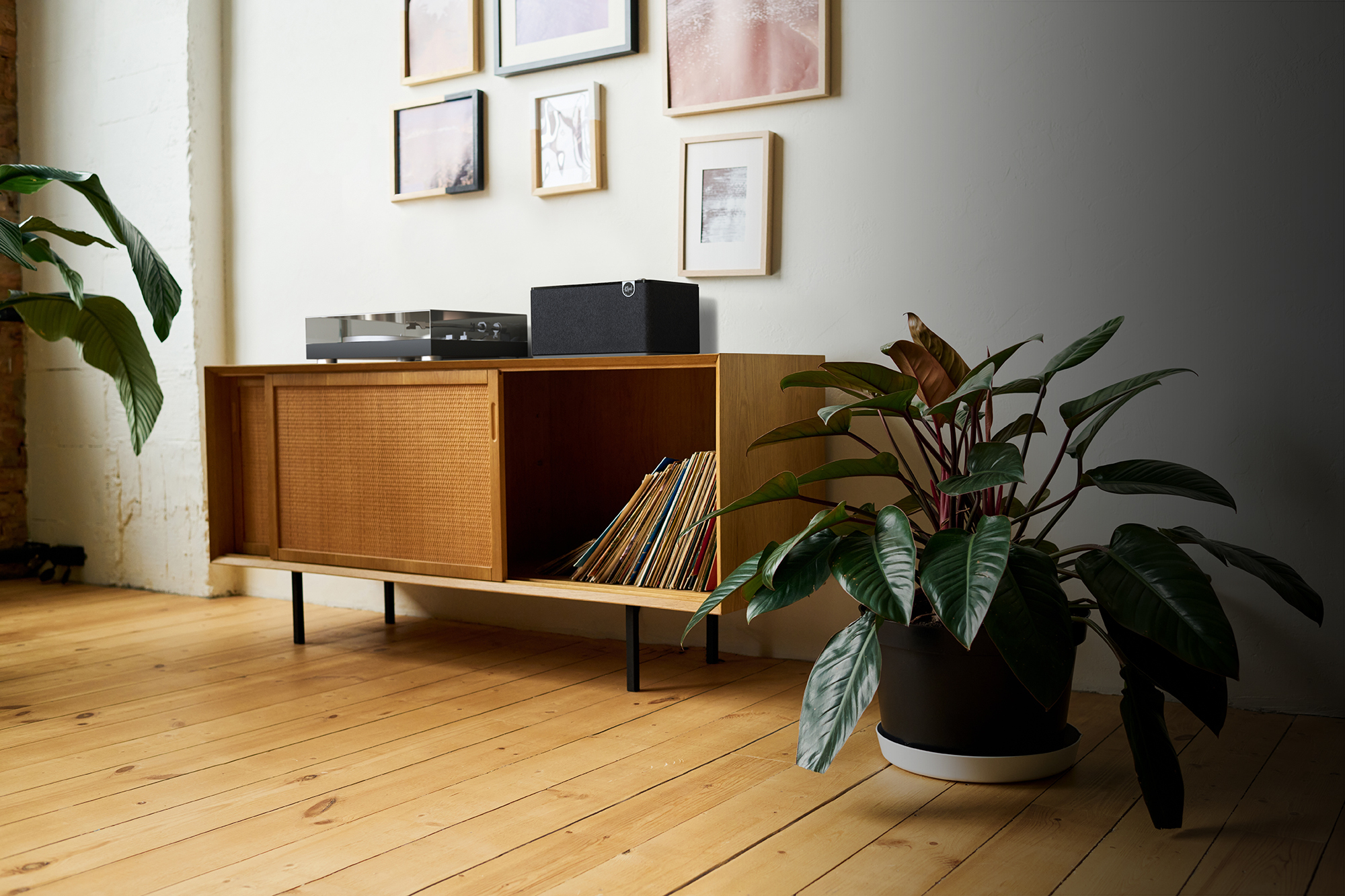 Klipsch The Three Plus with Turntable 2 2000x1333