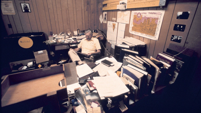 PWK behindhisdesk