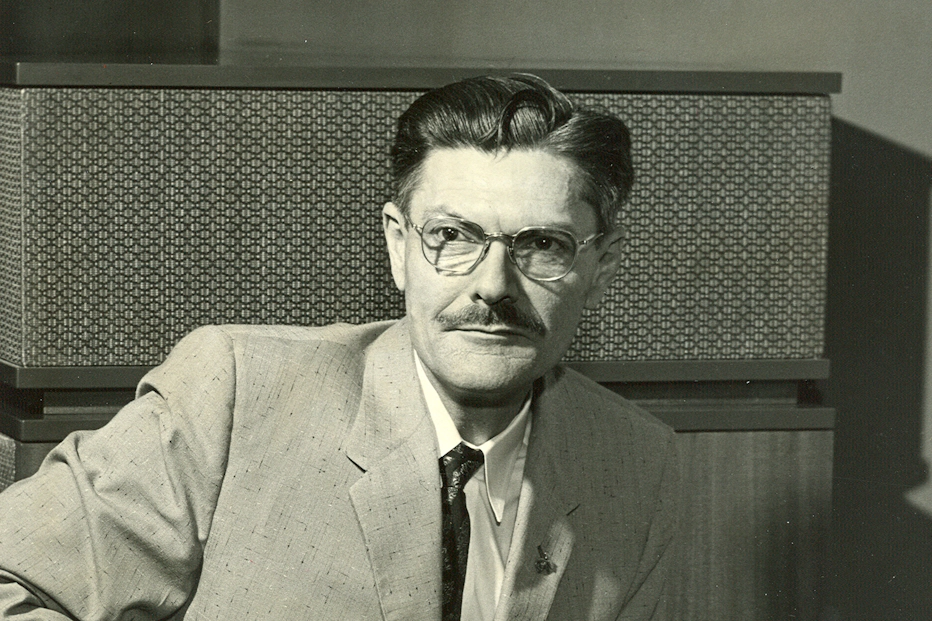 Paul W Klipsch in front of Klipschorn