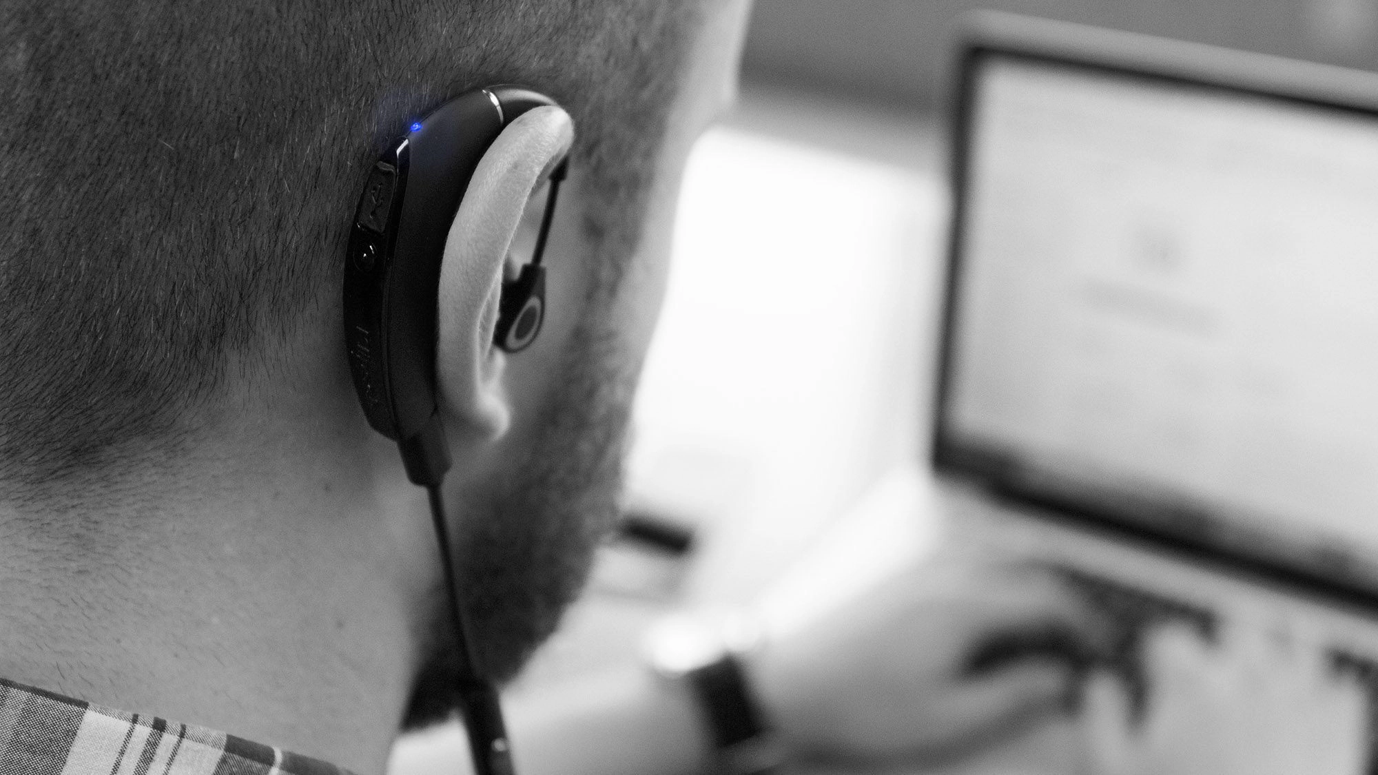 R6 Bluetooth Lifestyle 2