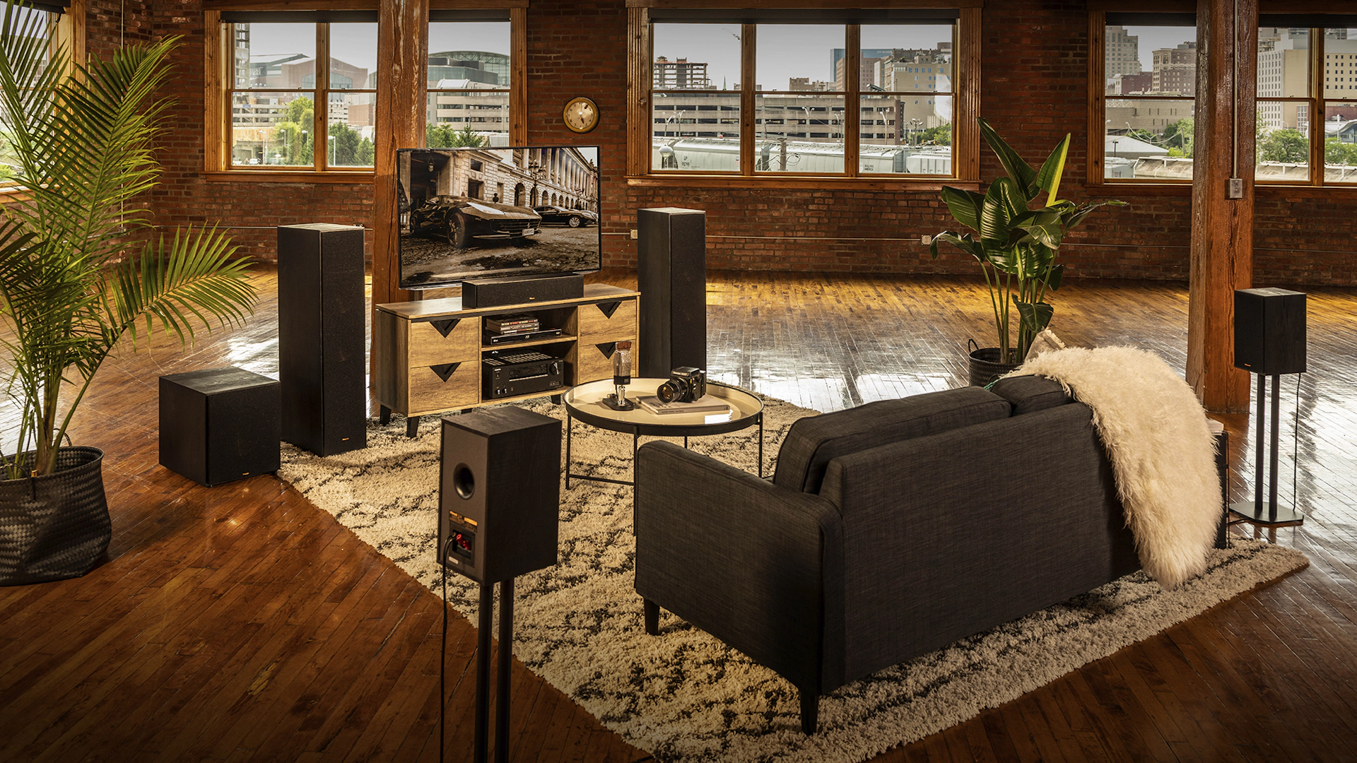 Reference 2018 Floorstanding Look 1