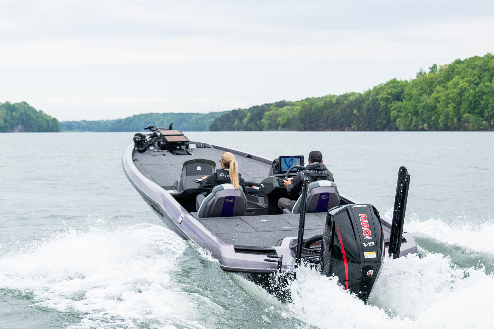 I Kon fishing boat speeding away 2000x1333