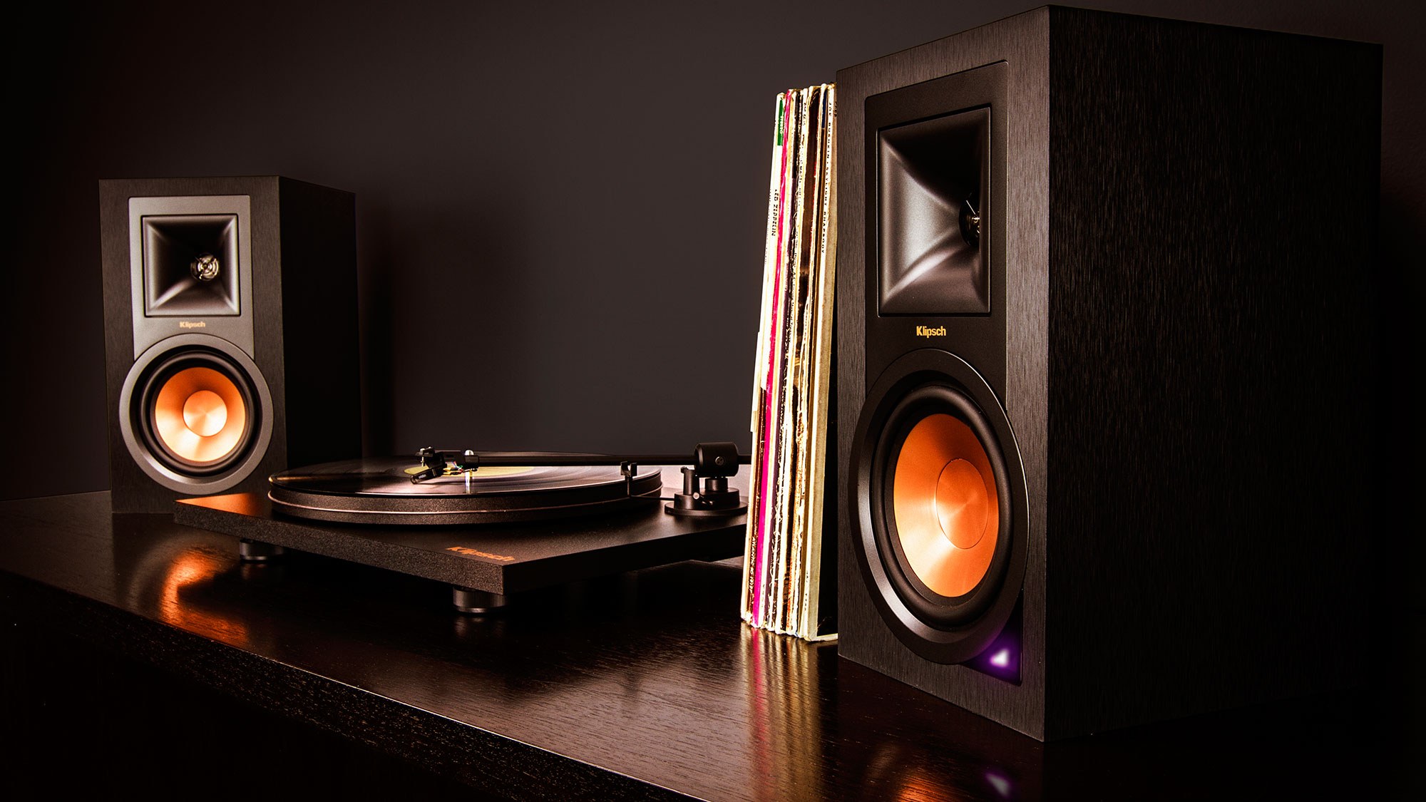 R15PM Powered Turntable System Klipsch