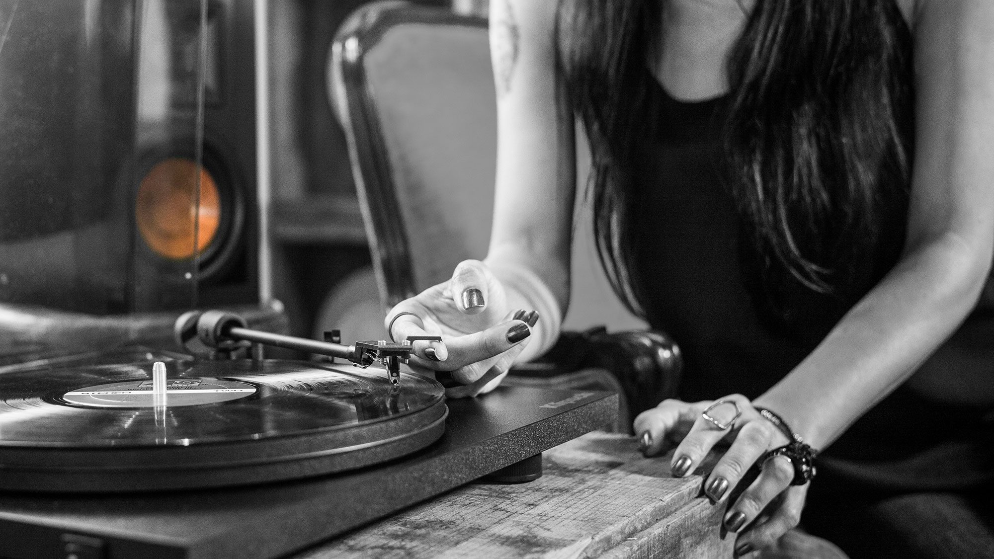 R15PM Powered Turntable System Klipsch