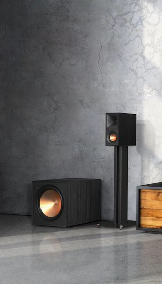 R 40 PM с R 121 SW в отделанной мрамором комнате 545x955