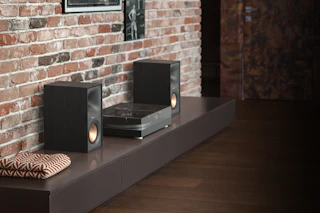 R - 50PM Рядом с поворотным столом и галерейной стеной 2000x1333