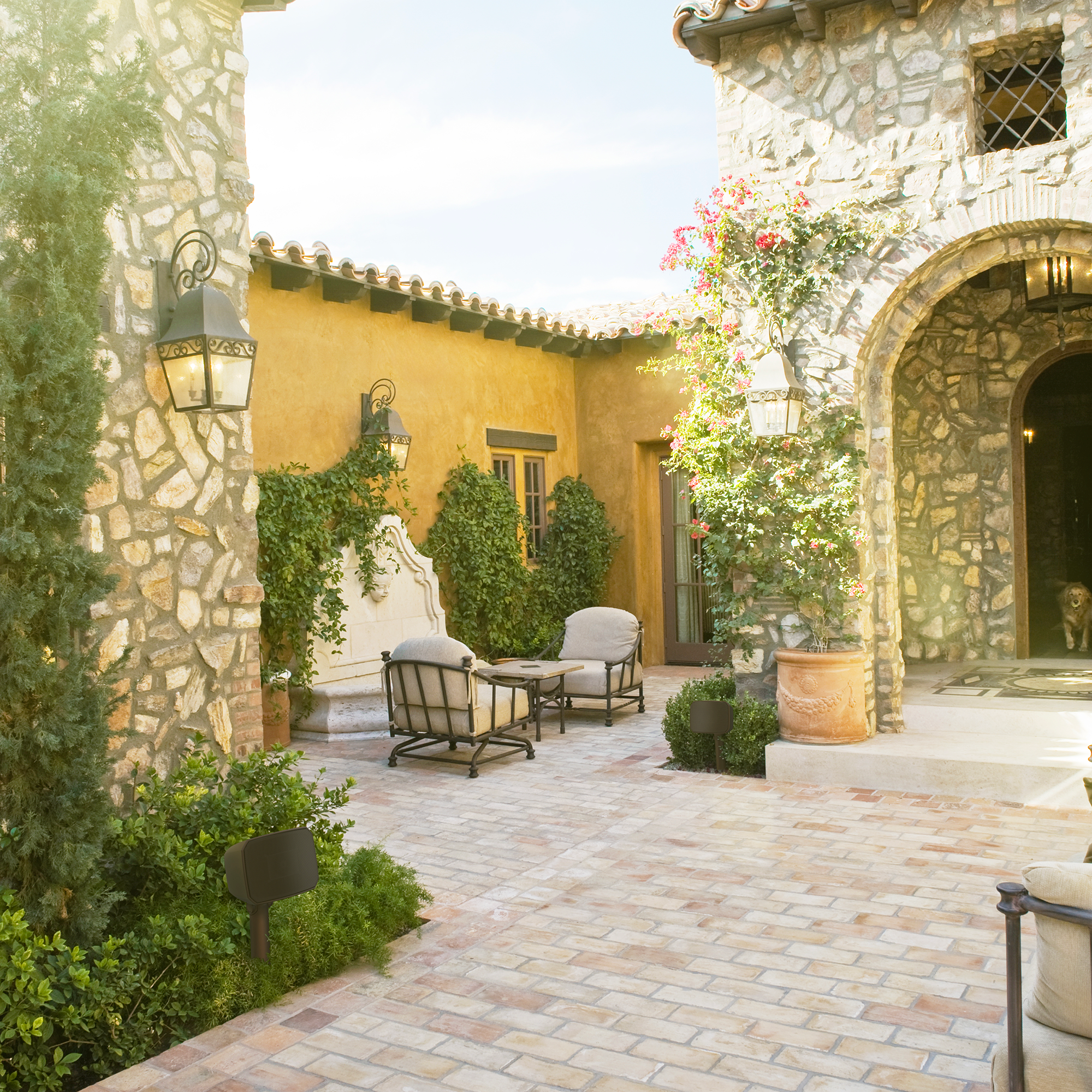 Klipsch Courtyard System in Tuscan villa courtyard 2000x2000