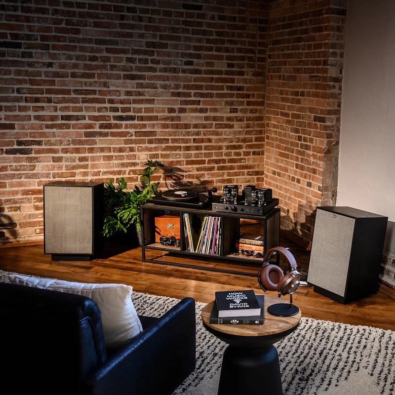 Klipsch Heresy IV next to a turntable