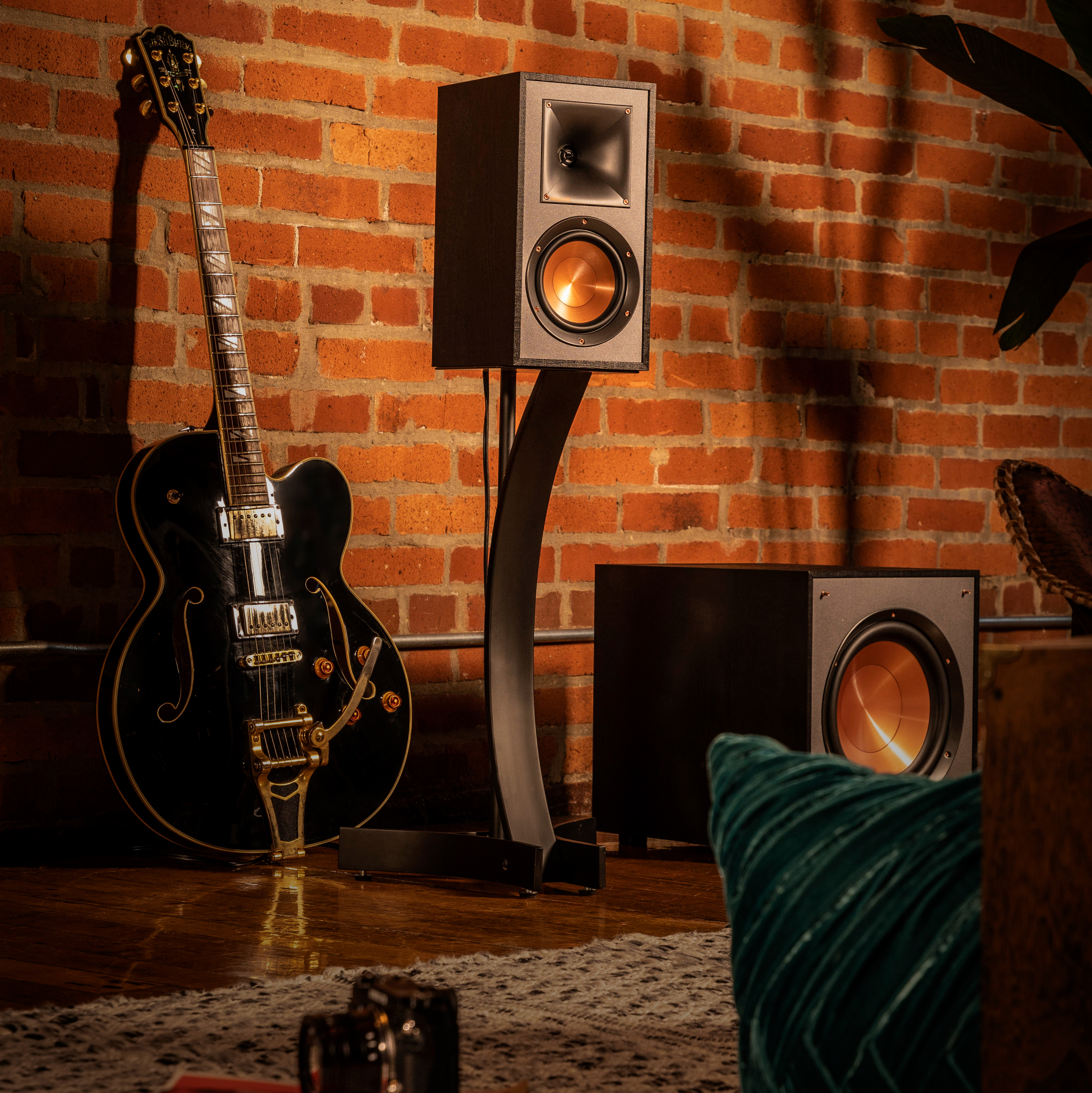 Klipsch | R-41M Bookshelf Speaker (Pair)