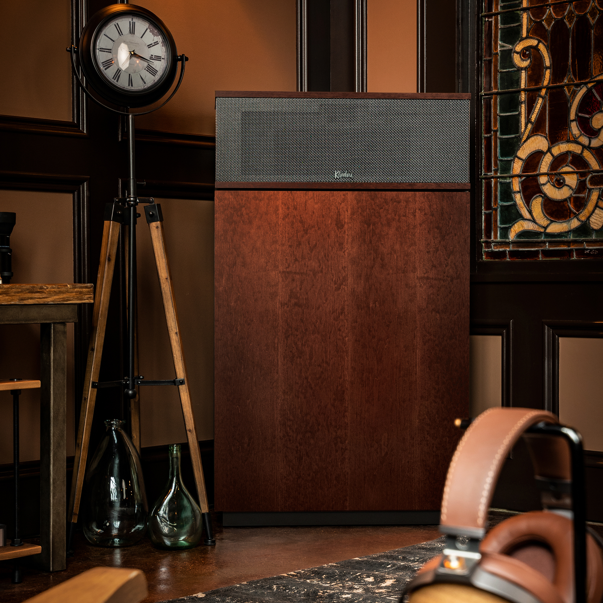 Klipschorn AA in cool listening room 2000x2000