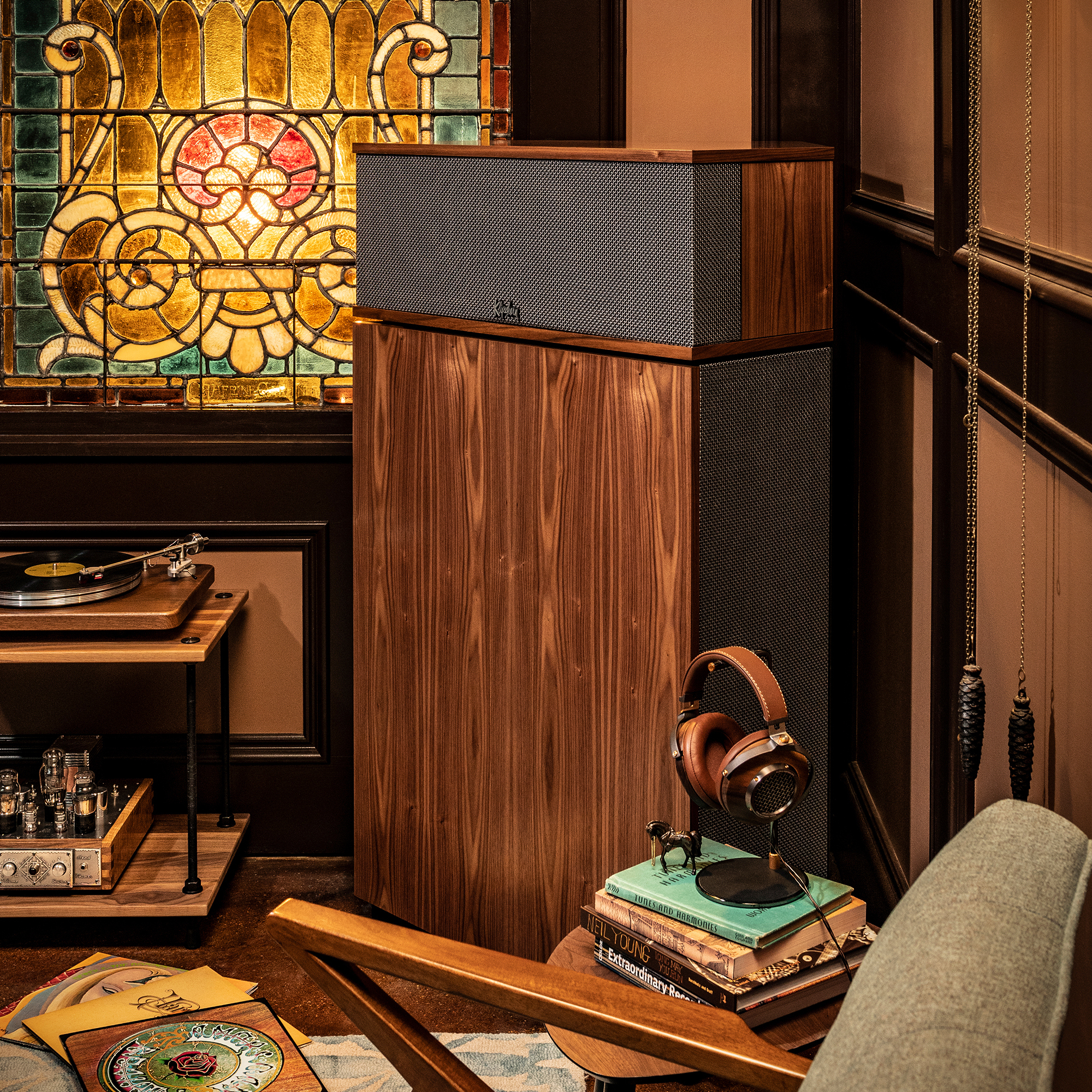 Klipschorn AW in cool listening room 2000x2000