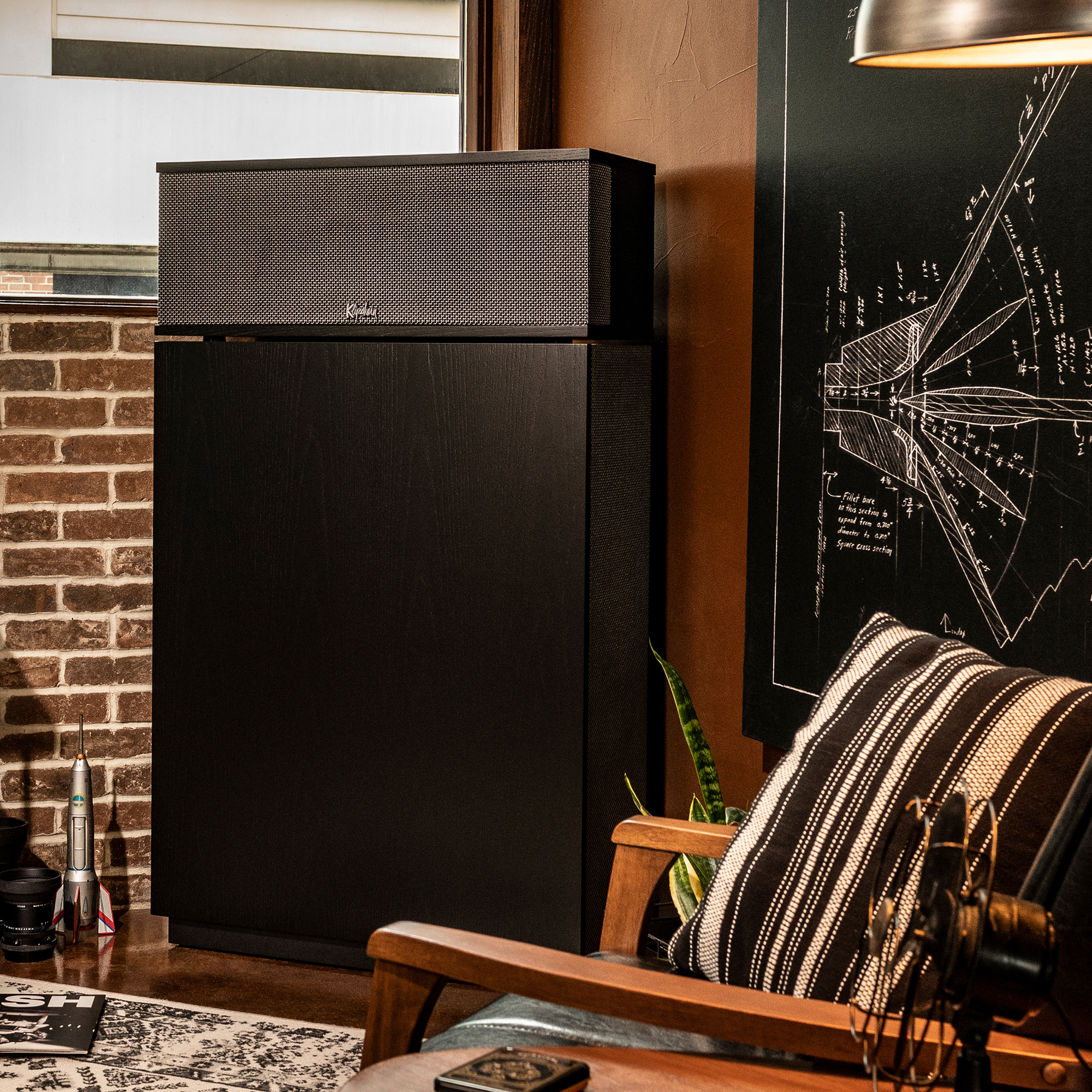 Klipschorn BA in cool listening room 2000x2000