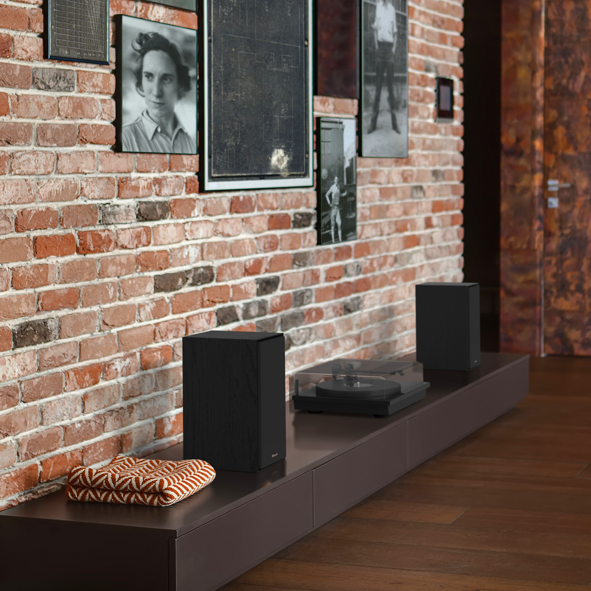 Klipsch | R-40M Bookshelf Speakers