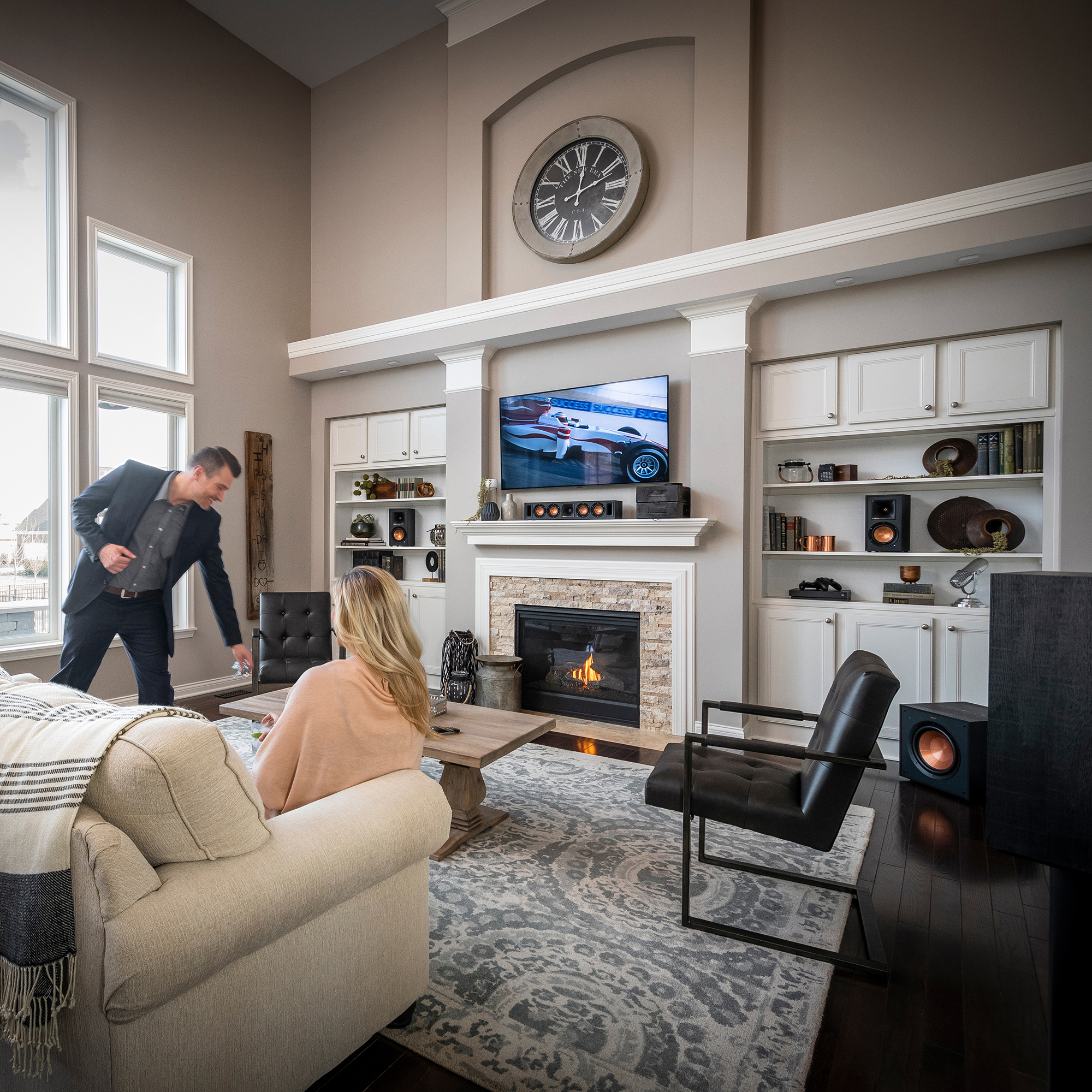 Reference Wireless5 1inlivingroomwithpeople