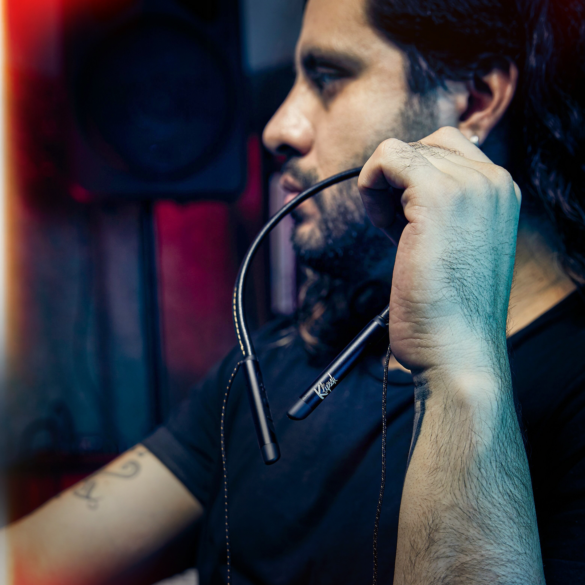 T5 Neckband Carousal Image 2 v01