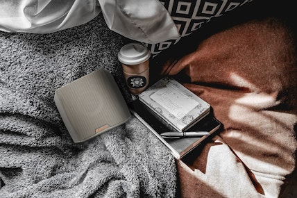 Klipsch Groove portable speaker gray with blanket and coffee