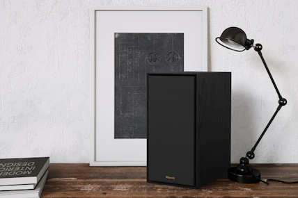 R 50 PM grille on beside art and lamp 2000x1333