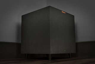 Subwoofer de Reference Theater Pack en una esquina